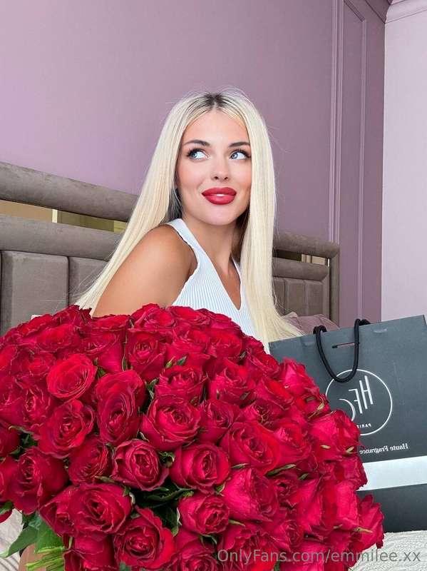 Flowers bring an instant smile to my face!🌹😊 Their beauty an..