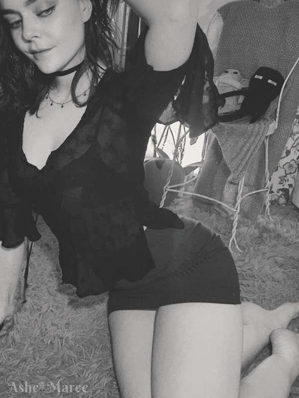 short skirts get me feelin…frisky 🌚😚✨