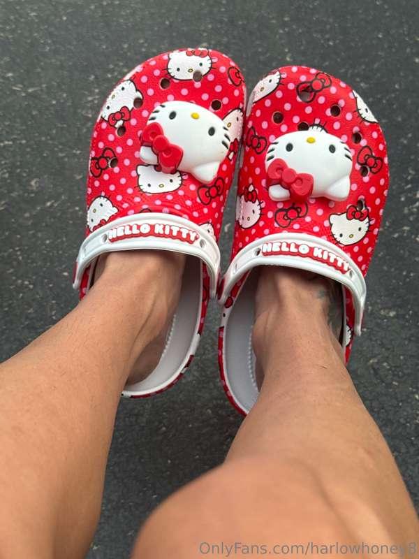 Who wants to see some toes 😆Also I have NEW 🐱 video send me ..