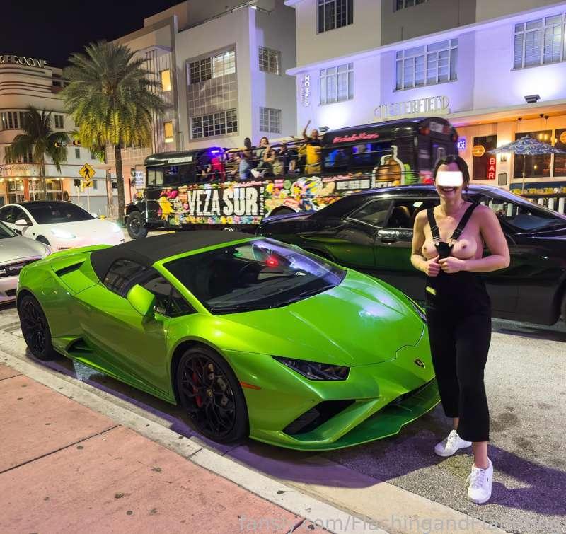 Had to have a little fun last night while exploring South Beach for the first time 🤭

Can you spot my cheerleaders in the background?