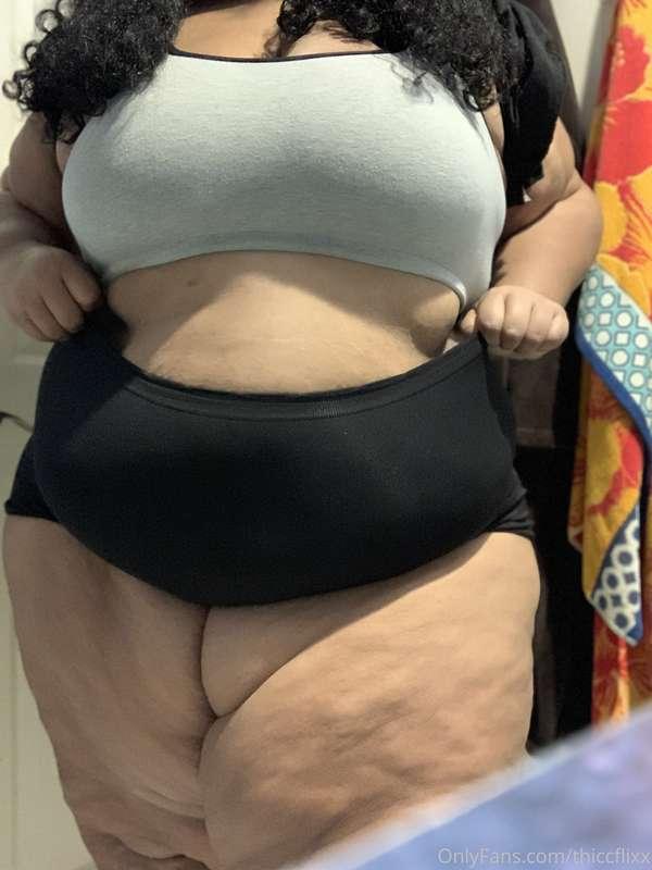 Who appreciates a big tummy and thighs? 💋🥰