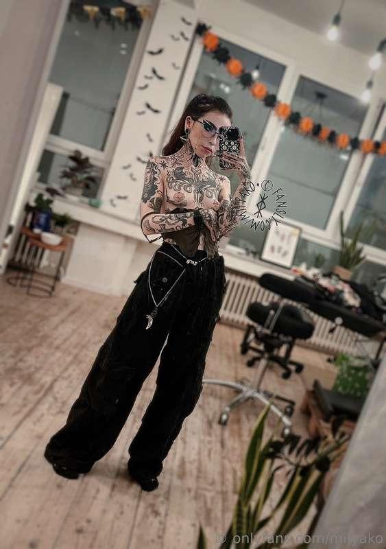 You wanna come fuck me at the tattoo shop? 😈🖤