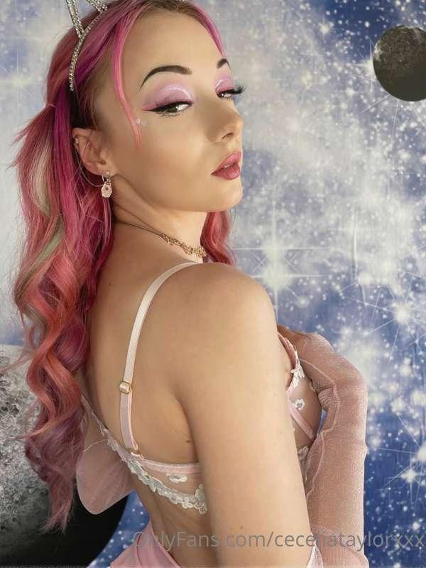 Dm me on my premium page for custom photo requests 💗 taking ..