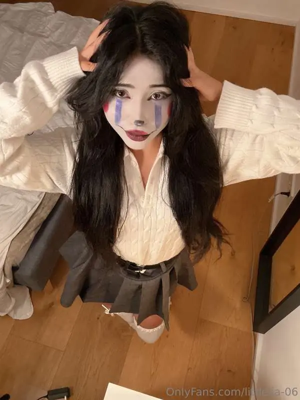 Schl girl clown :3Swipe to the end, there’s a little surpris..