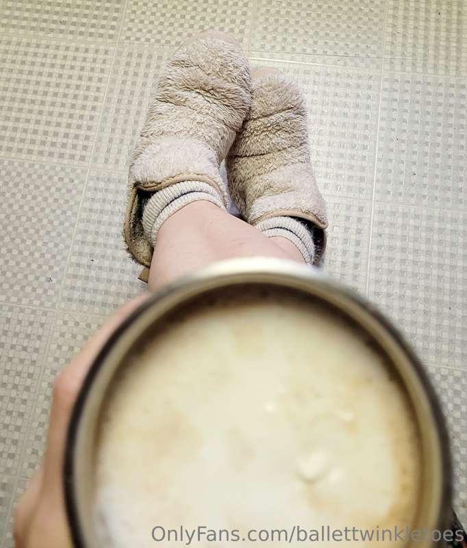 Keeping it cozy on these cool spring mornings 👣☕️
Send for m..