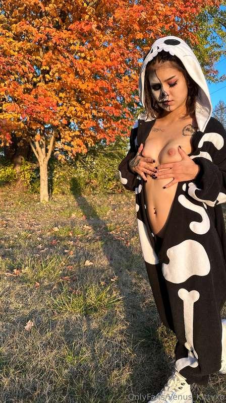 Happy Halloween ya horny fuckers 😘😉 who wants to suck on my ..