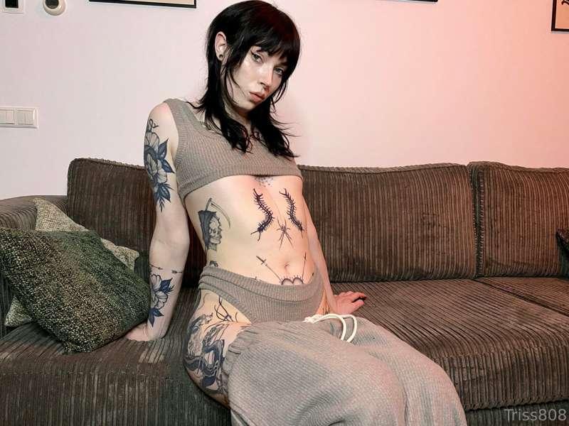 Hii🖤

I have a comfy little picture set for you today ^^ 

I..