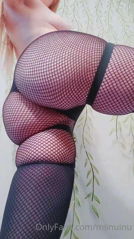 Fish nets.. with the thigh highs?!? ( 0//▽//0)