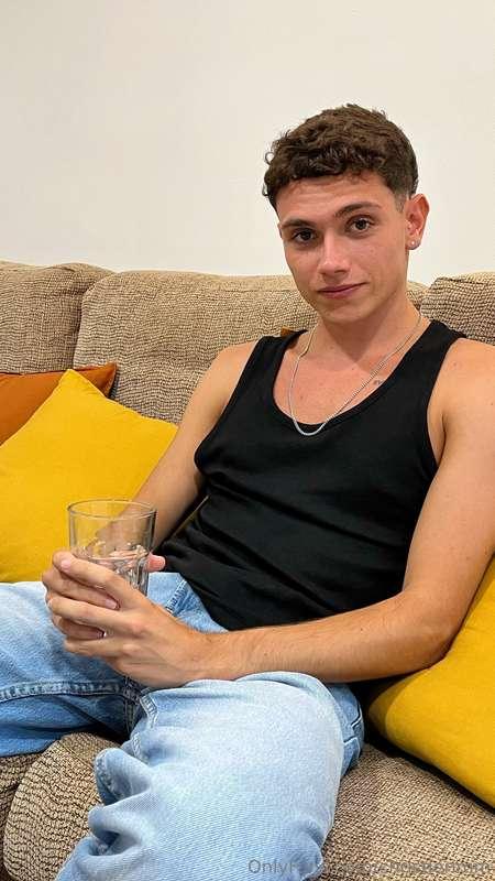 Who has visited me? 😏 @juulenreyesWell, if that sofa could t..