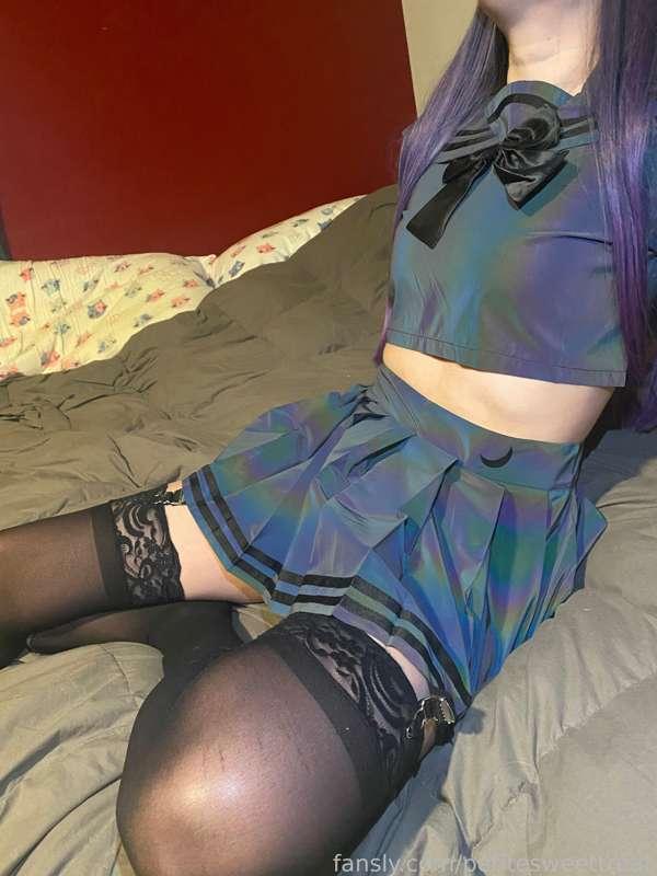 Thank you to another anonymous gifter for buying this outfit off my wishlist! I loooove this, and the way it reflects/refracts light is so cool 🥰😍 I hope you enjoy as much as I do!