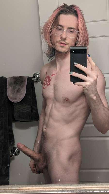 Post gym nudes, anyone? Who's helping me with it?