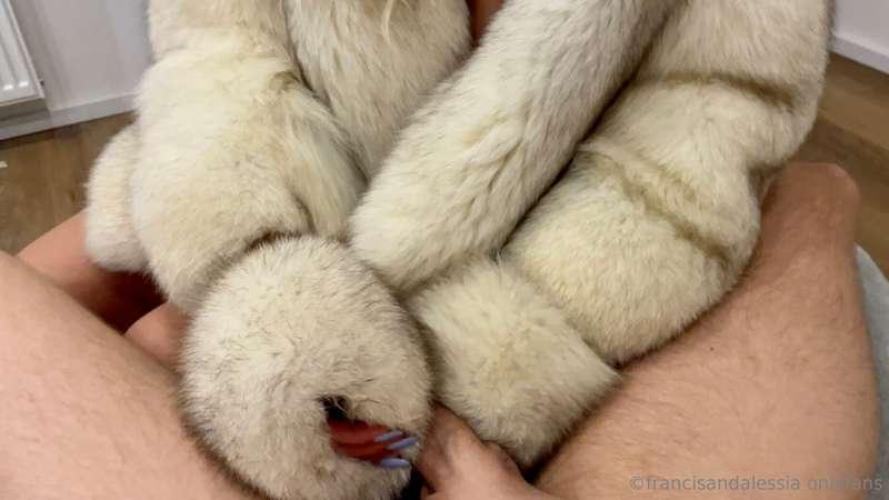 enjoying our big bluefox fur 💙🤍
imagine how soft it feels 🙌
..