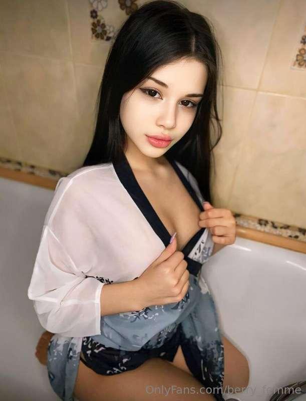## 18 yo girl ready to do the naughty things 🥵
 This tiny wi..
