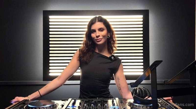 behind the decks filming some fun OFTV’s for you :) 