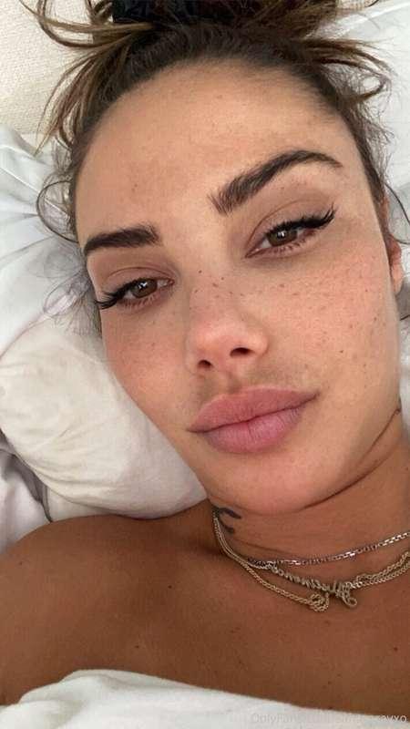 Just woke up🥰 bare faced,no makeup, no filter, no edit✨ Dm m..