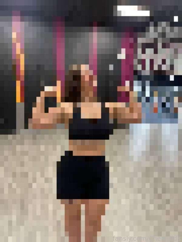 Do you wanna see how strong I am on fitness? 

#fitness #biceps #gym #workout #milf #bbw 
