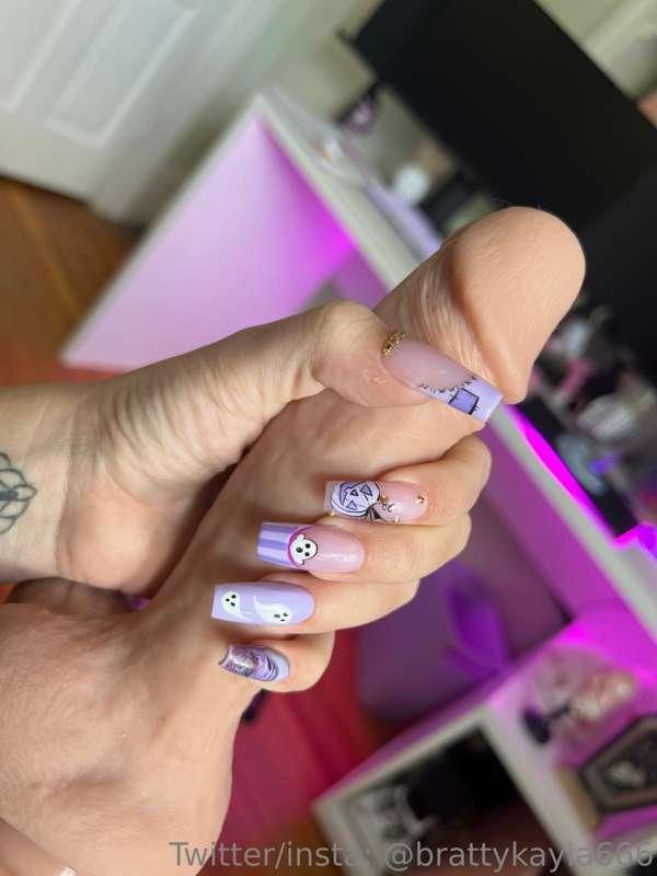 Anyone wanna fund my nails this month? I’ll send a gift in r..