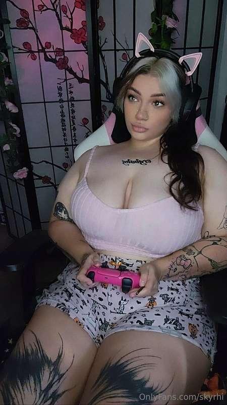 Your gamer gf wants to play 😏