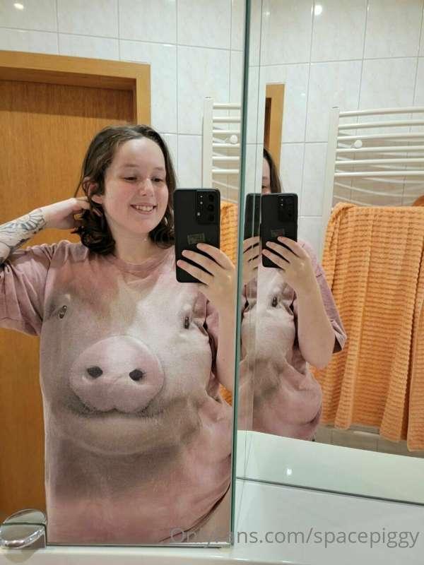 Ofc the spacepiglet has a pig shirt

VIP: @spacepiglet