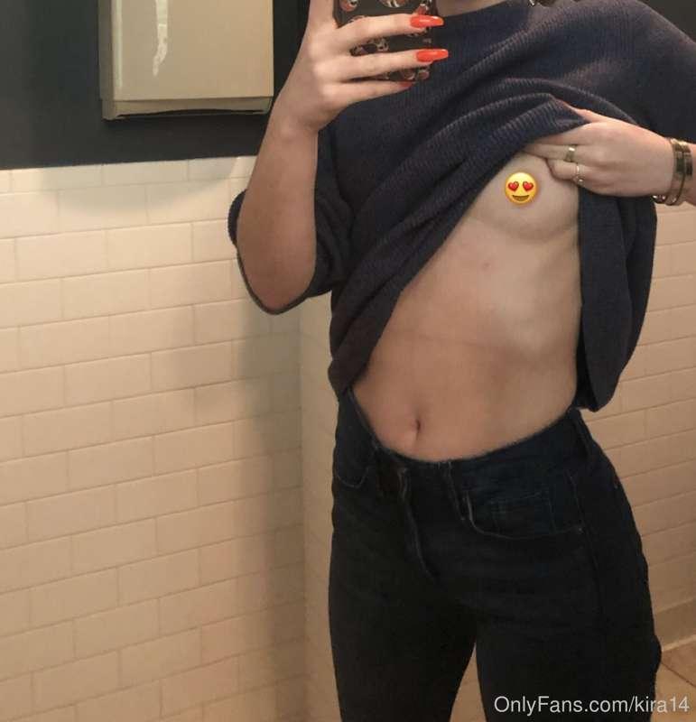 Bored ⚠️🥵 Tip for a private nipple pic 🙈