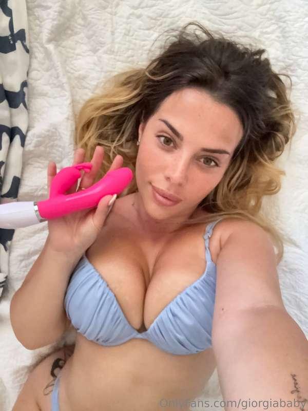 Preferisci vedermi con il dildo o con il vibratore? Perchè q..
