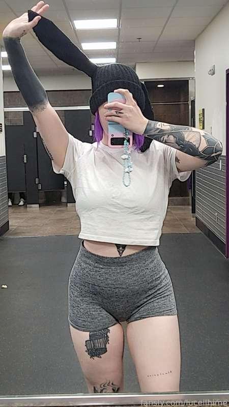 First time wearing a white T to the gym idk why it makes me nervous 👉👈 

#fyp #egirl #whitetshirt #gym #tattoos #alt #shorthair #thighs #mommy