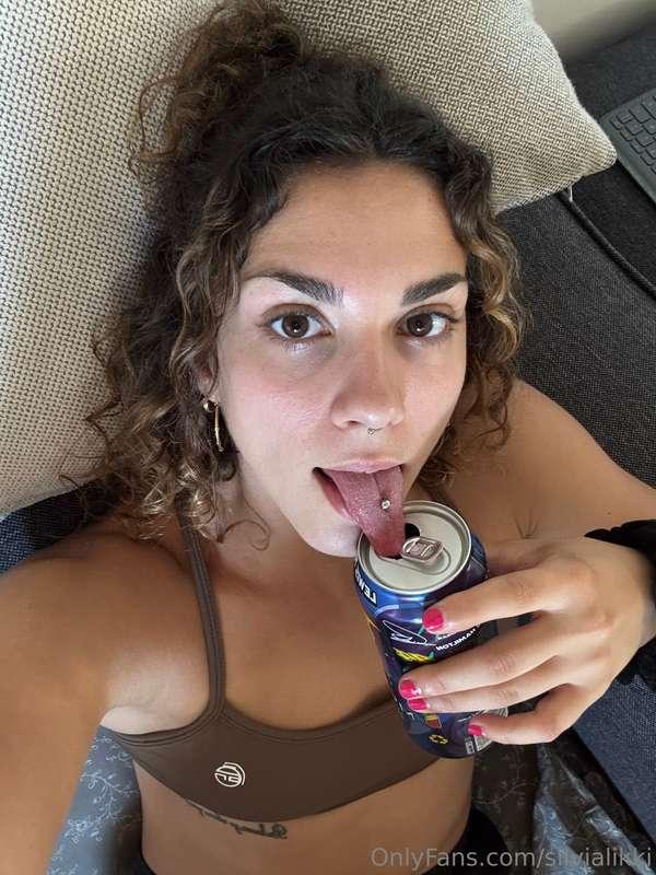 Long tongue also 😏