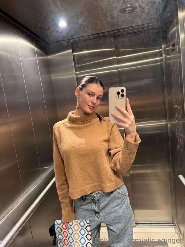 My uni curator said “come here” and I’m obediently going ✌🏻