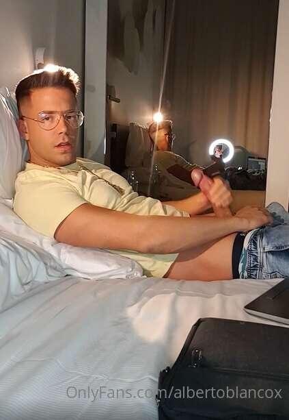 Do you want to see how I masturbate my dick?🍆 🥵 

Quieres ve..