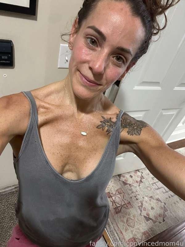 wellll that was a sweaty workout!! 🔥😅😜it’s shower time! 😉Happy Wednesday!! 🥰😍😘