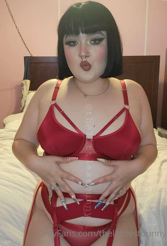 do you like this chubby goth girl in red??
