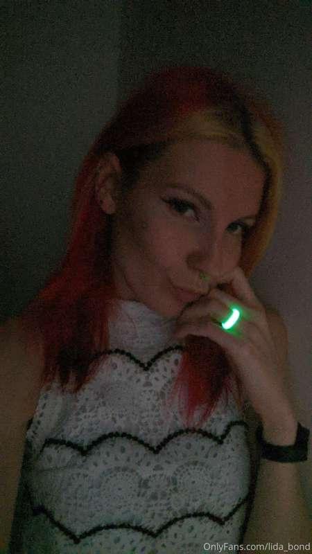 In case if you didn't know that my ring glows in the dark 😁