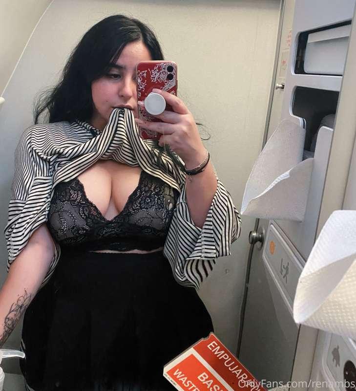 Les regalo estas fotos en el avión ✈️✨

Hola muchachos, perd..