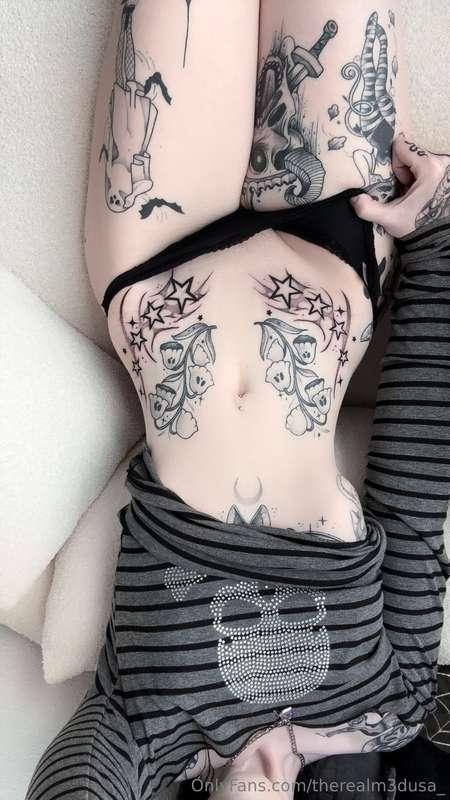 couple more pics of the new tattoos hehe 