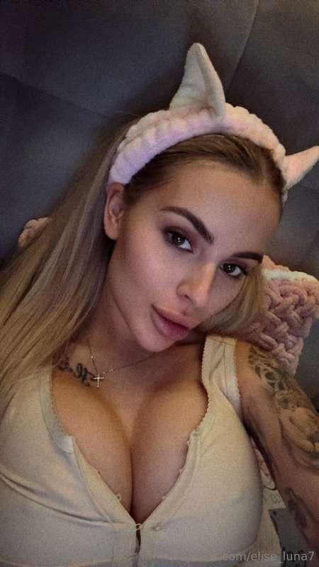 Let's have a date in the chat room? mmm.....
