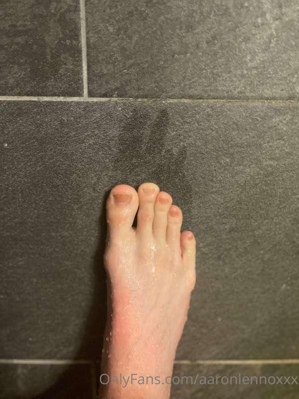 All feet!! 🦶I show my soles and a few pics have my asshole s..