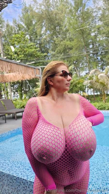 These are the last photos in the pink net dress 🤪🤪🤪🤪