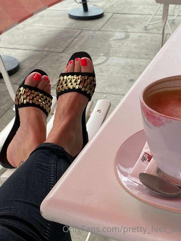 Red lips red TOES 🦶💋  Have a good week footboys !