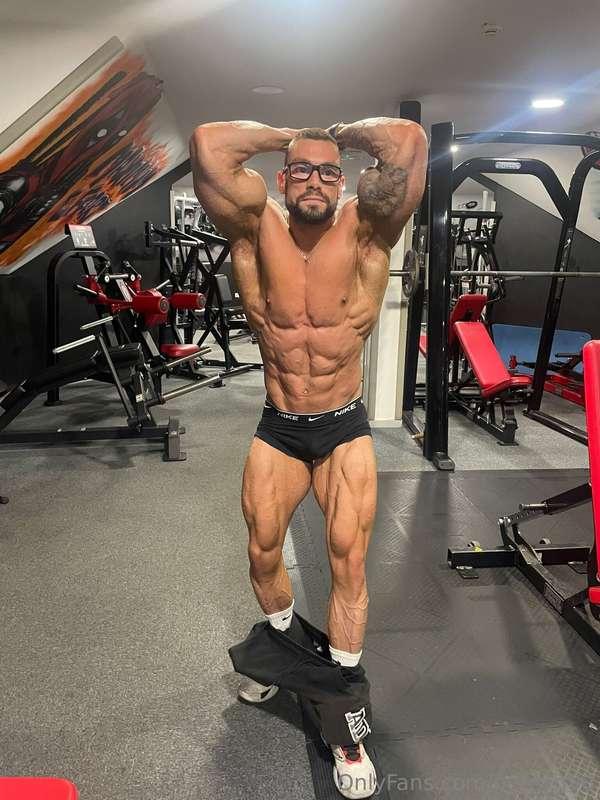 6 days til I compete in my second ever bodybuilding show, wh..