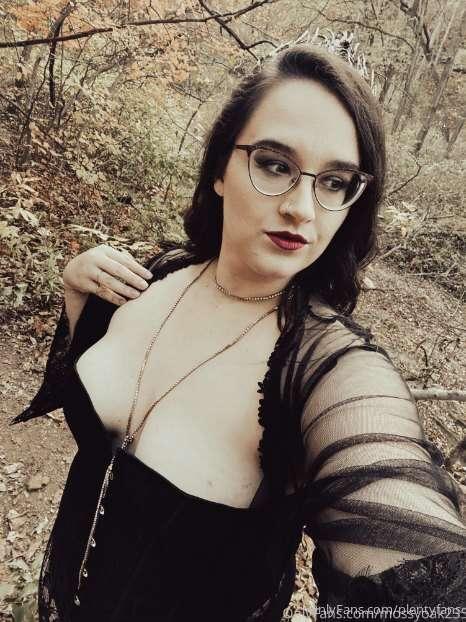 I am a 31y MILF and vocalist who loves to chat, tease, and s..