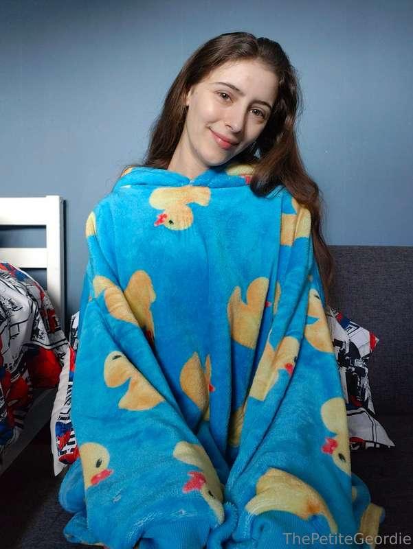 Swipe to take off the oodie + stare at pussy 😜