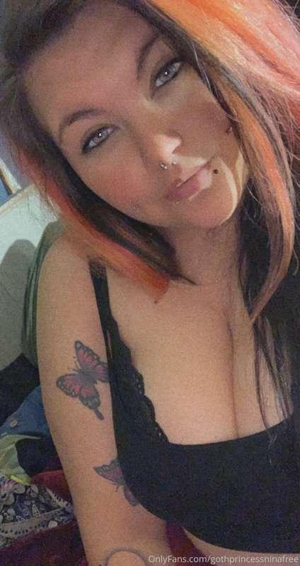 Titty Tuesday (•)(•) unlock to see my big sss pierced titts ..