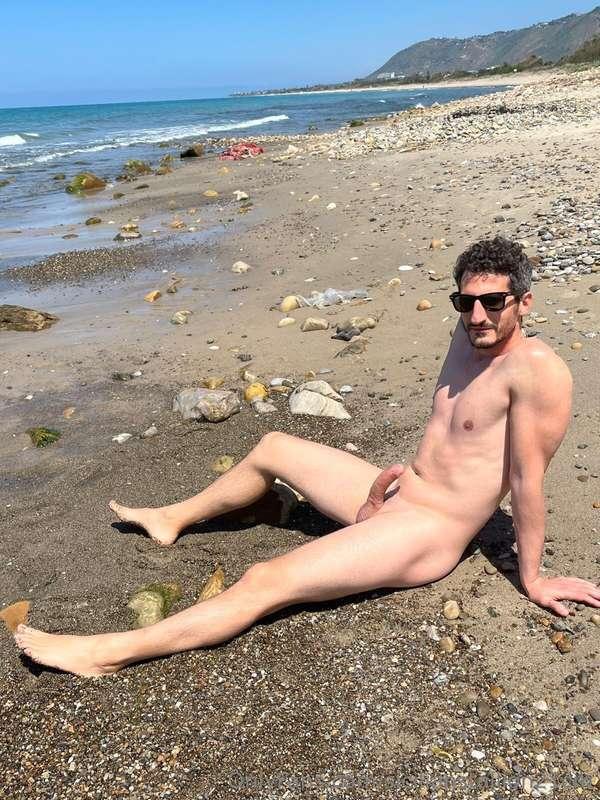 A cazzo duro in spiaggia è sempre bello🍆 Hard con on the bea..