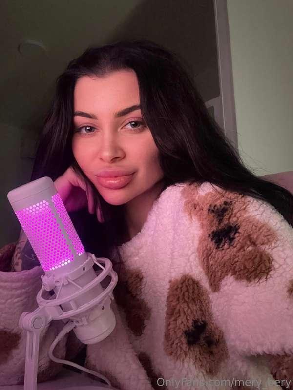 Just me and a cozy mood tonight ✨💋 Who’s ready to share some..