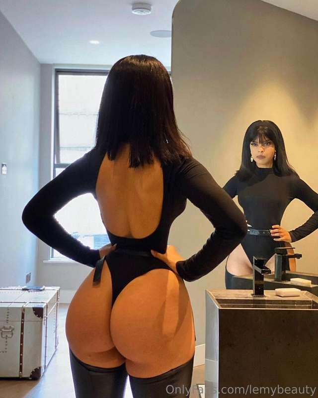 Dam she got a Phat Ass 🤯