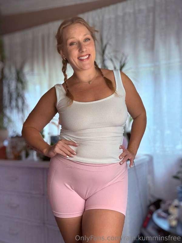 Cozy, curvy, and dangerously tempting… wanna find out how go..