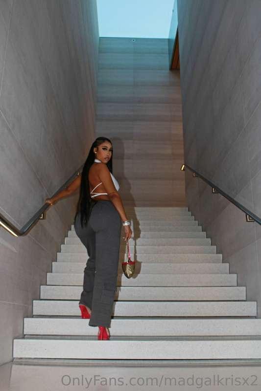 Hate to see me leave but love to watch me walk away 🍑💦