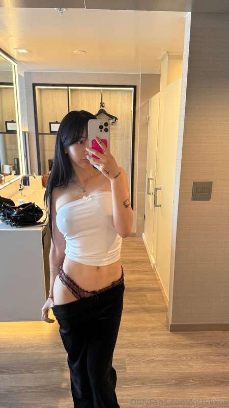 purrfectly teasing you, one pic at a time 😘