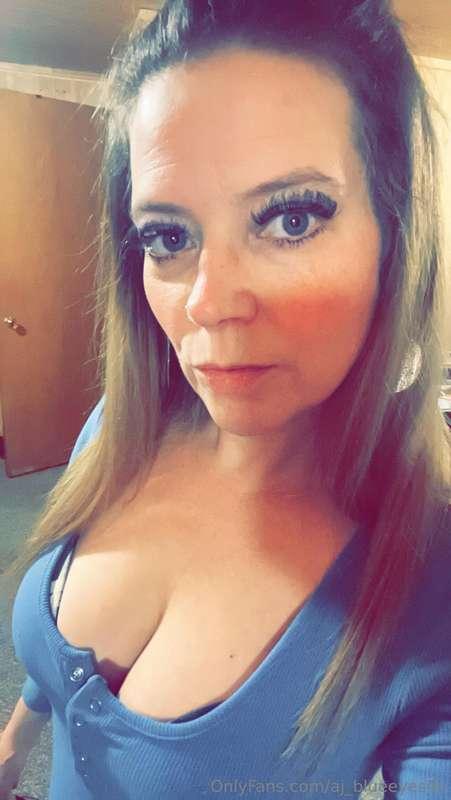 Any fans of big milf titties out there? 😘🍒