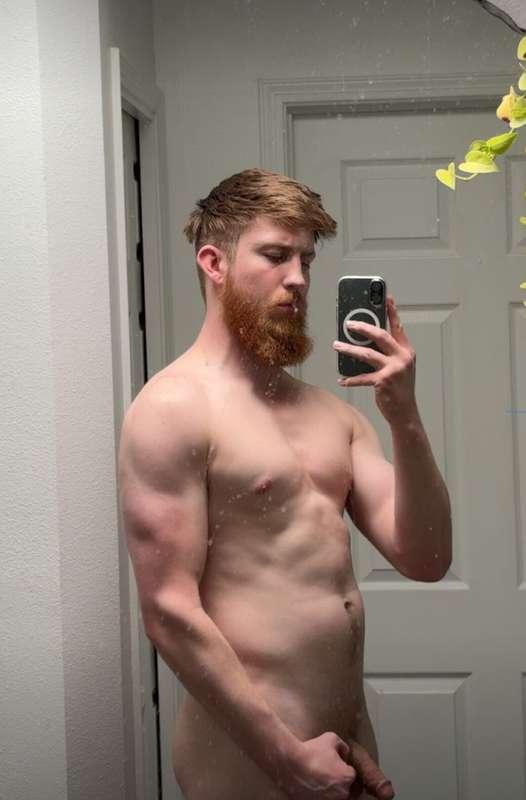 I’m @parkergreenlake a handsome horny athlete with an 8” 🍆 F..